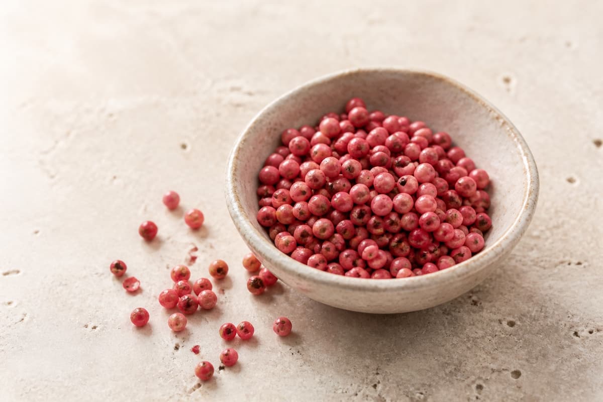 Rosa peberkorn fotograferet i naturligt nordisk køkkenlys