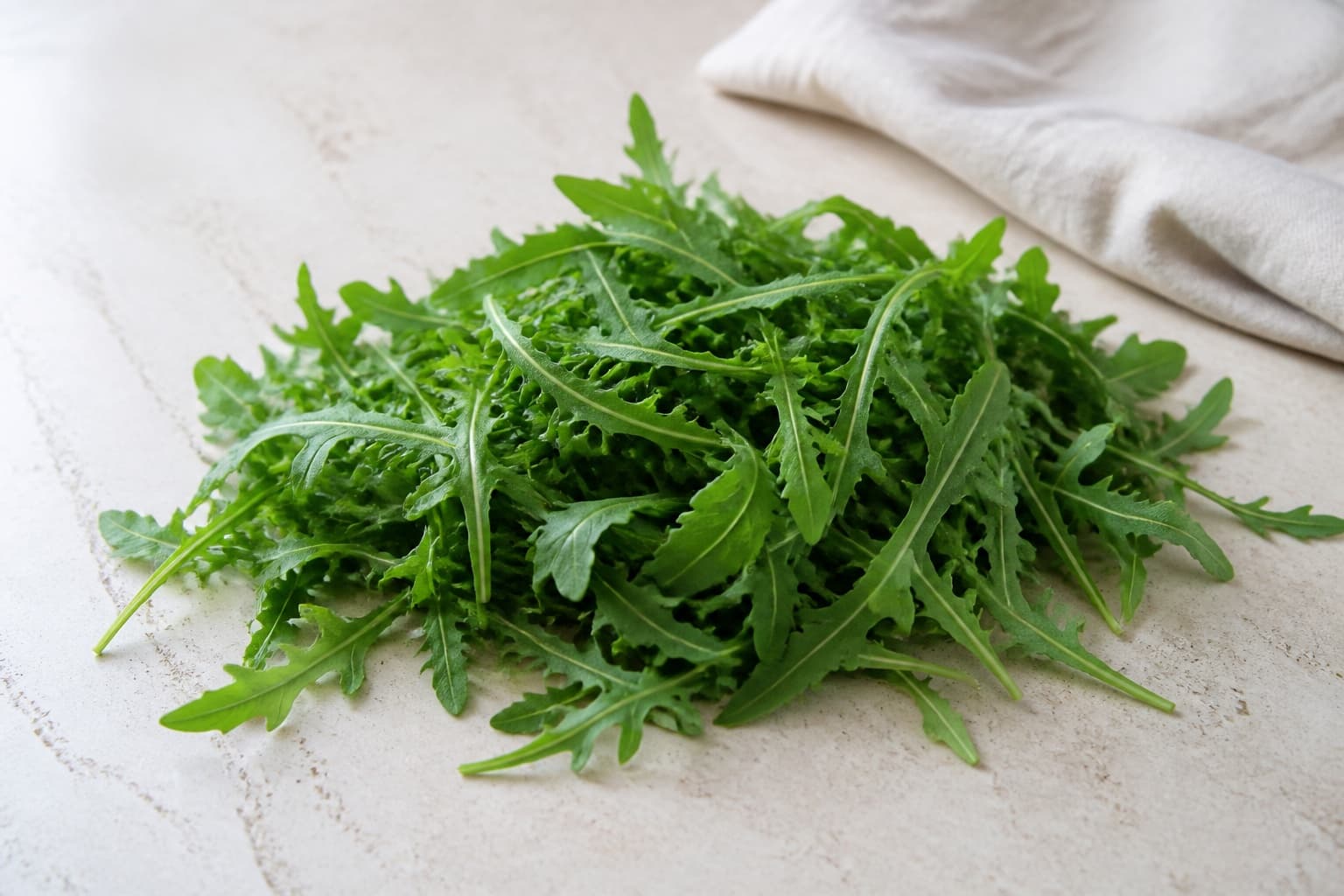 Rucola fotograferet i naturligt nordisk køkkenlys