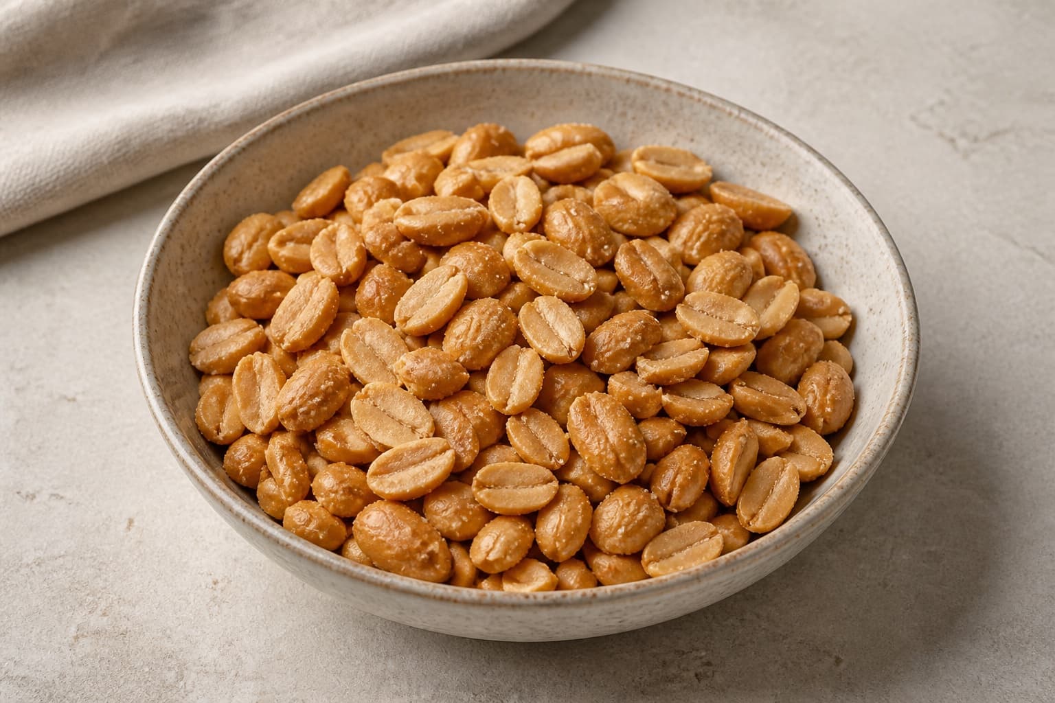 Saltede peanuts fotograferet i naturligt nordisk køkkenlys