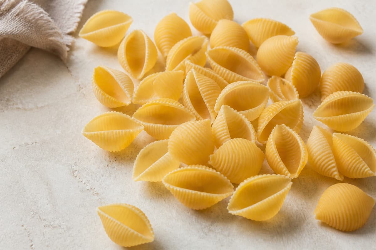 Skalpasta fotograferet i naturligt nordisk køkkenlys