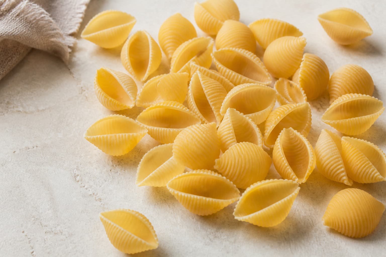 Skalpasta fotograferet i naturligt nordisk køkkenlys