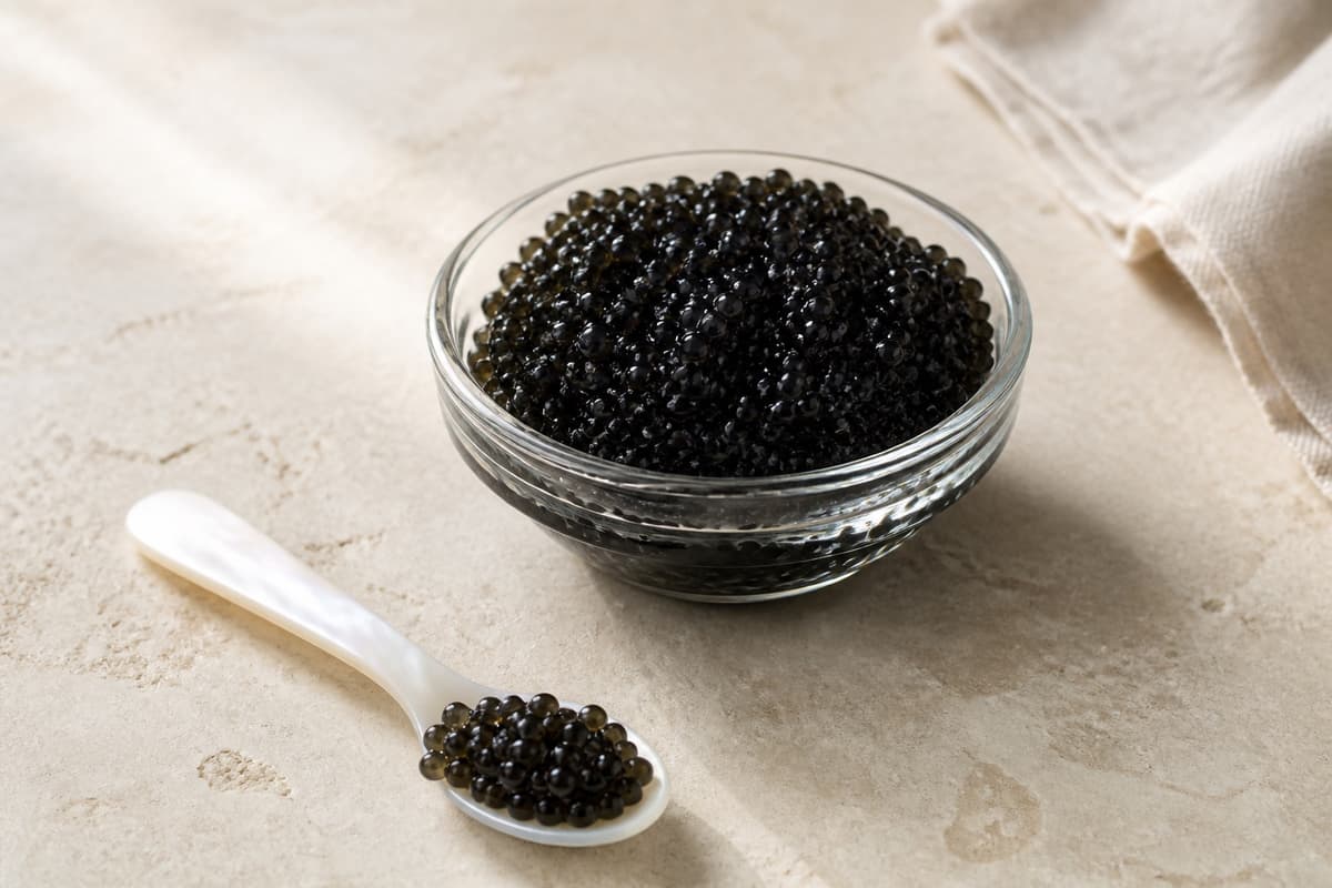 Sort caviar fotograferet i naturligt nordisk køkkenlys