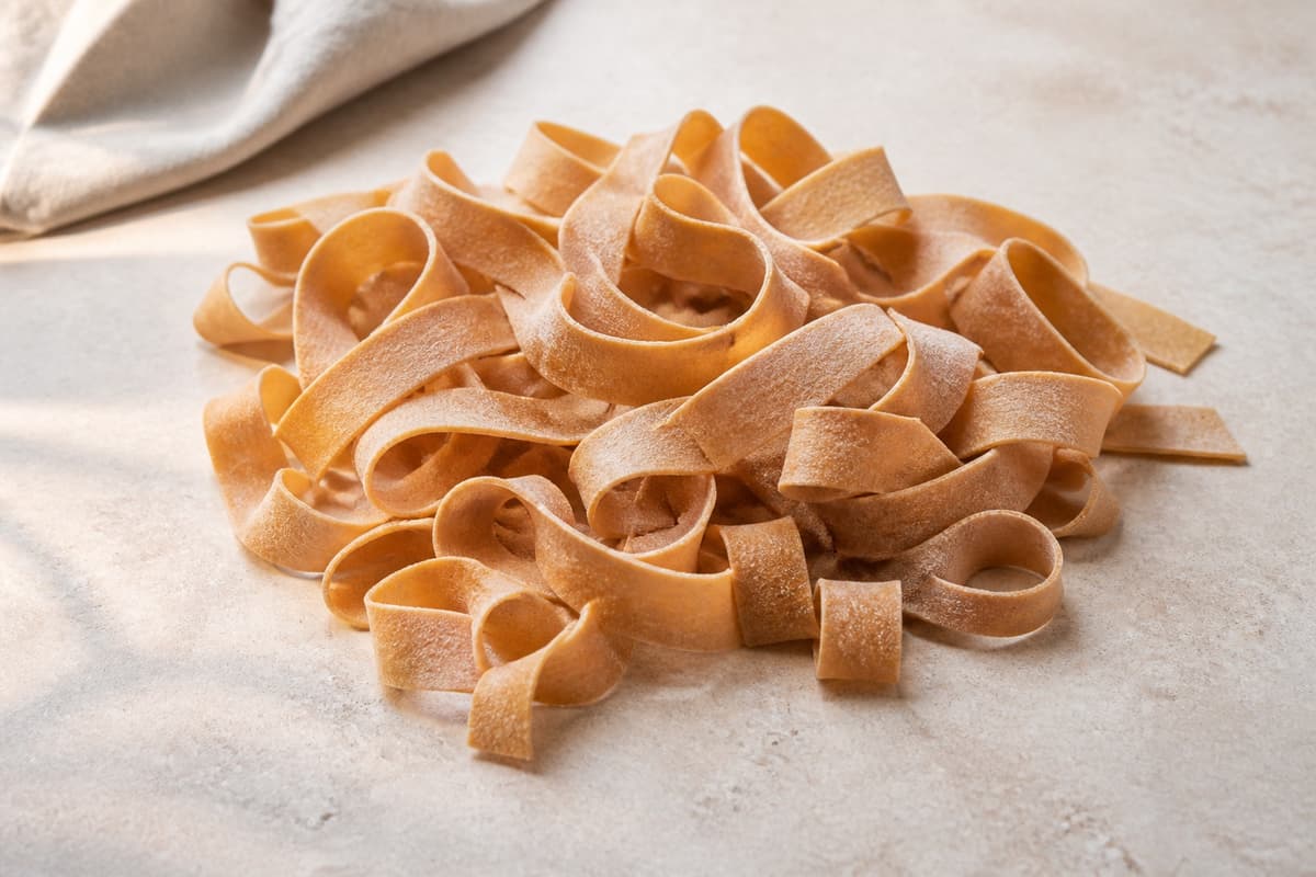 Speltpappardelle fotograferet i naturligt nordisk køkkenlys