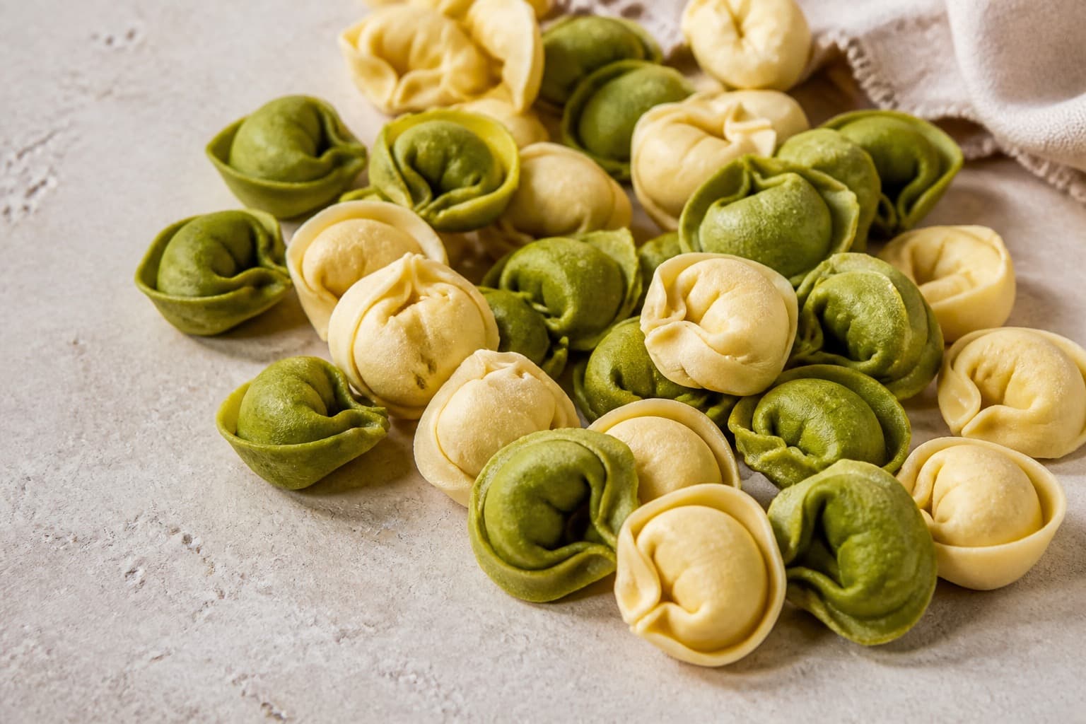 Spinat-ricottatortellini fotograferet i naturligt nordisk køkkenlys