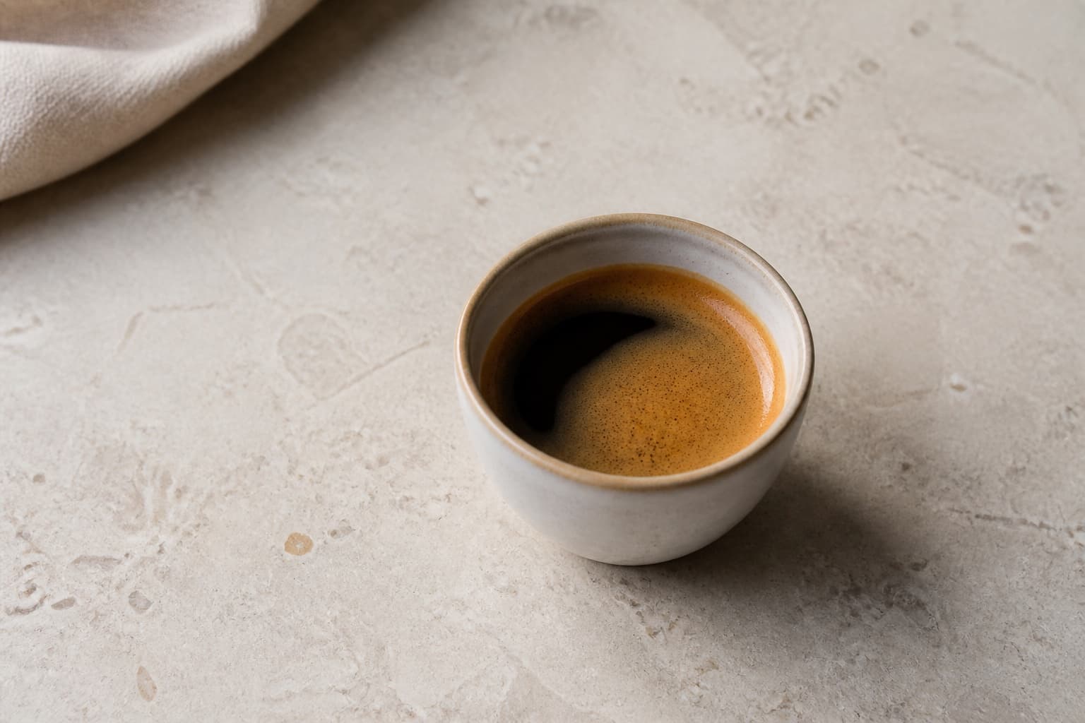 Stærk espresso fotograferet i naturligt nordisk køkkenlys