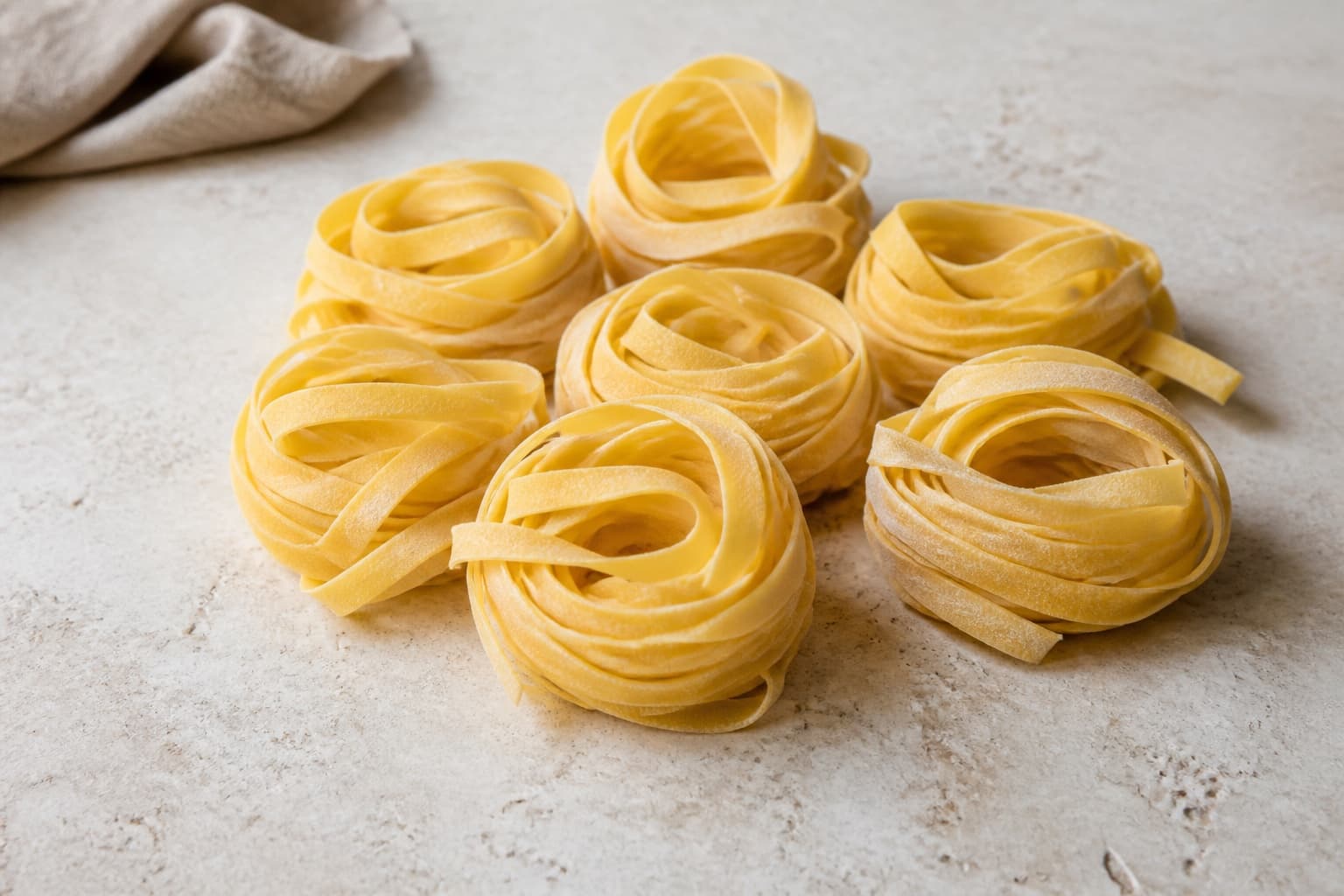 Tagliatelle fotograferet i naturligt nordisk køkkenlys