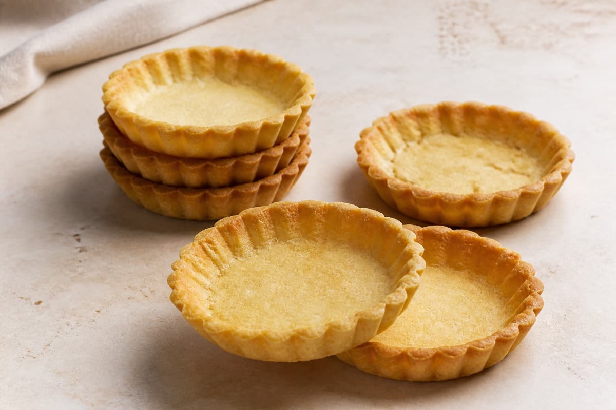 Tarteletskaller fotograferet i naturligt nordisk køkkenlys