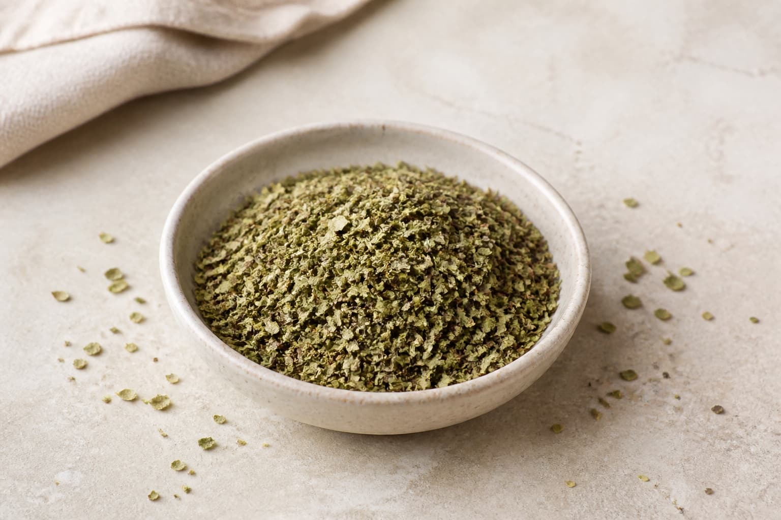 Tørret oregano fotograferet i naturligt nordisk køkkenlys