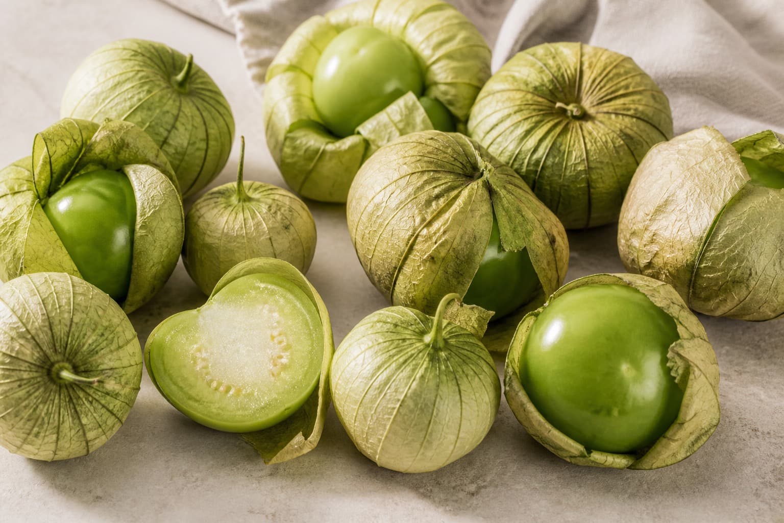 Tomatillos fotograferet i naturligt nordisk køkkenlys