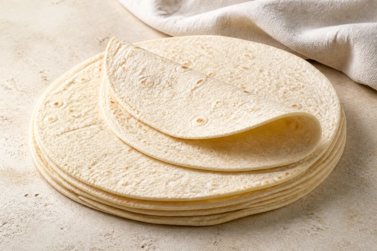 Tortillas fotograferet i naturligt nordisk køkkenlys