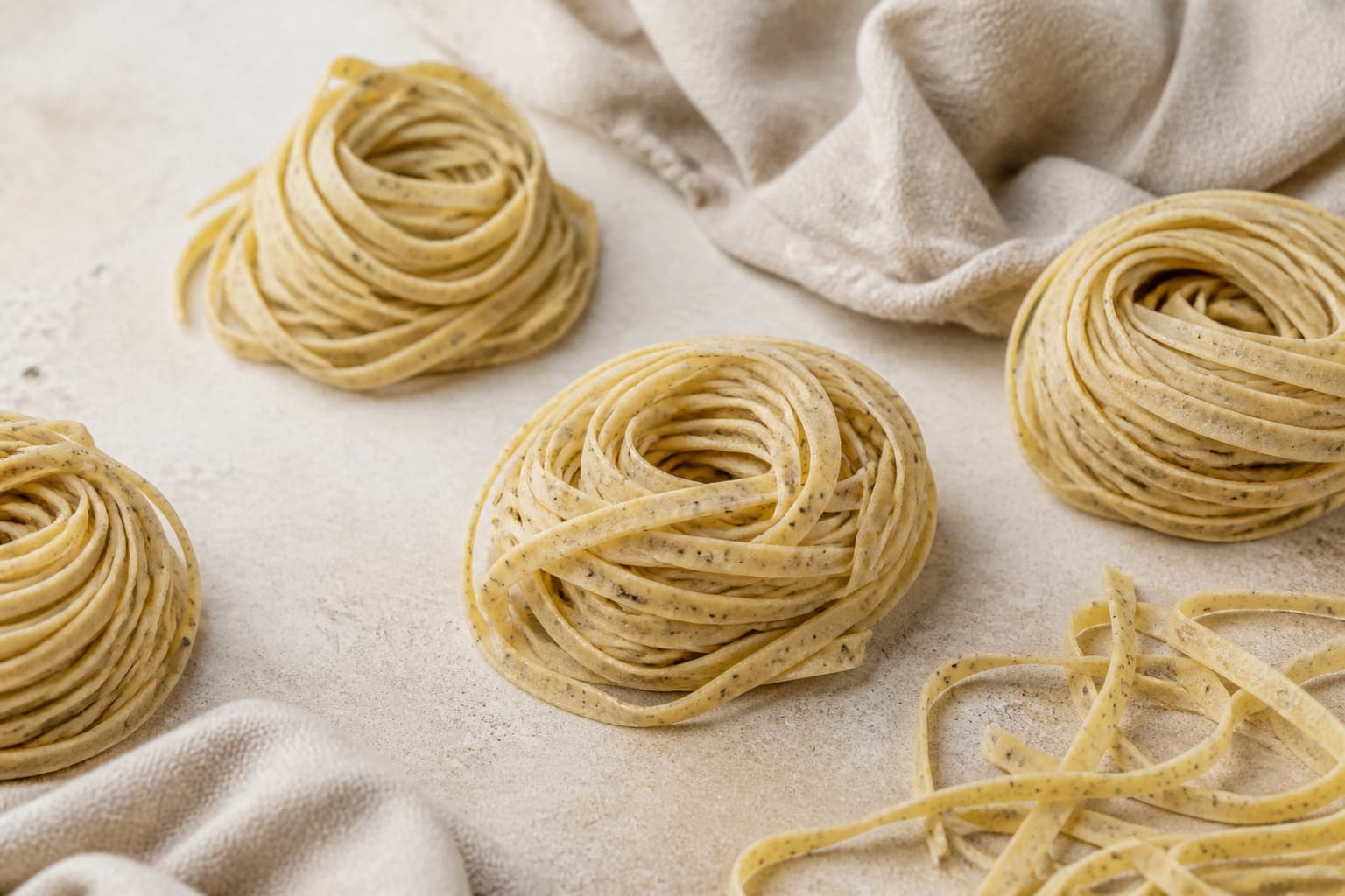 Trøffelpasta fotograferet i naturligt nordisk køkkenlys